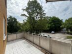 modernisierte 3-Zimmer-Wohnung mit zwei Balkonen in ruhiger Lage - Balkon mit Parkblick