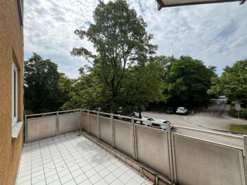 modernisierte 3-Zimmer-Wohnung mit zwei Balkonen in ruhiger Lage, 81739 München, Etagenwohnung
