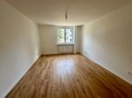 2-Zimmer-Wohnung mit renoviertem Boden und Blick ins Grüne in München – Sintpertstraße - Schlafzimmer.JPEG