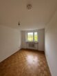 Helle 4-Zimmer-Wohnung mit Balkon und Parkett in München-Karl-Marx - Leeres Zimmer mit Fenster