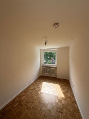 Helle 4-Zimmer-Wohnung mit Balkon und Parkett in München-Karl-Marx, 81737 München, Etagenwohnung