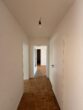 Helle 4-Zimmer-Wohnung mit Balkon und Parkett in München-Karl-Marx - Langer Flur mit Parkettboden