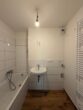 Helle 4-Zimmer-Wohnung mit Balkon und Parkett in München-Karl-Marx - Modernes Bad mit Wanne