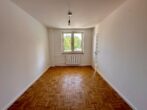 Frisch renovierte 2-Zimmer-Wohnung mit Balkon in Schweinau zu vermieten - Wohnzimmer mit Parkett