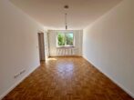 Frisch renovierte 2-Zimmer-Wohnung mit Balkon in Schweinau zu vermieten - Helles Wohnzimmer mit Balkon