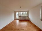 Helle 2-Zimmer-Wohnung mit Balkon in Nürnberg - Helles Wohnzimmer mit Balkon