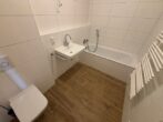 Exklusive 4-Zimmer-Neubauwohnung mit Balkon im Hasenbergl - Badezimmer mit Badewanne