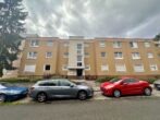 2-Zimmer-Wohnung mit Balkon in Nürnberg Schweinau - Wohnblock mit Autos