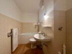 2-Zimmer-Wohnung mit Balkon in Nürnberg Schweinau - Helles Badezimmer