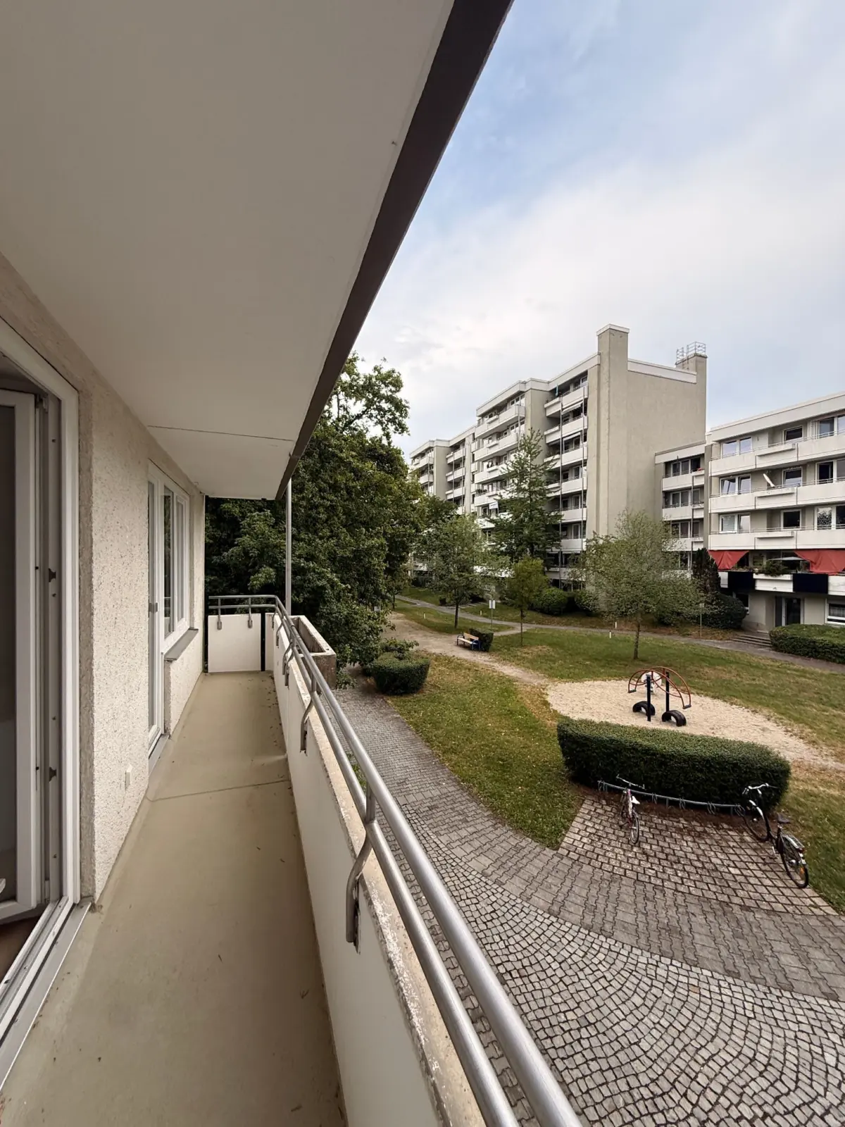 Balkon mit Spielplatzblick