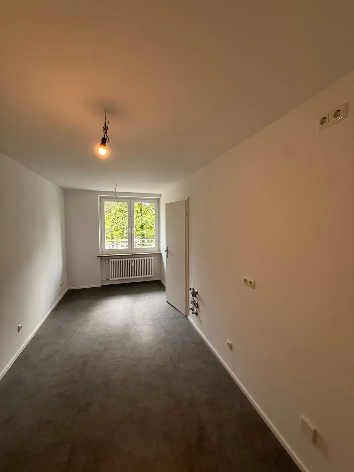 Leerer Wohnraum mit Fenster