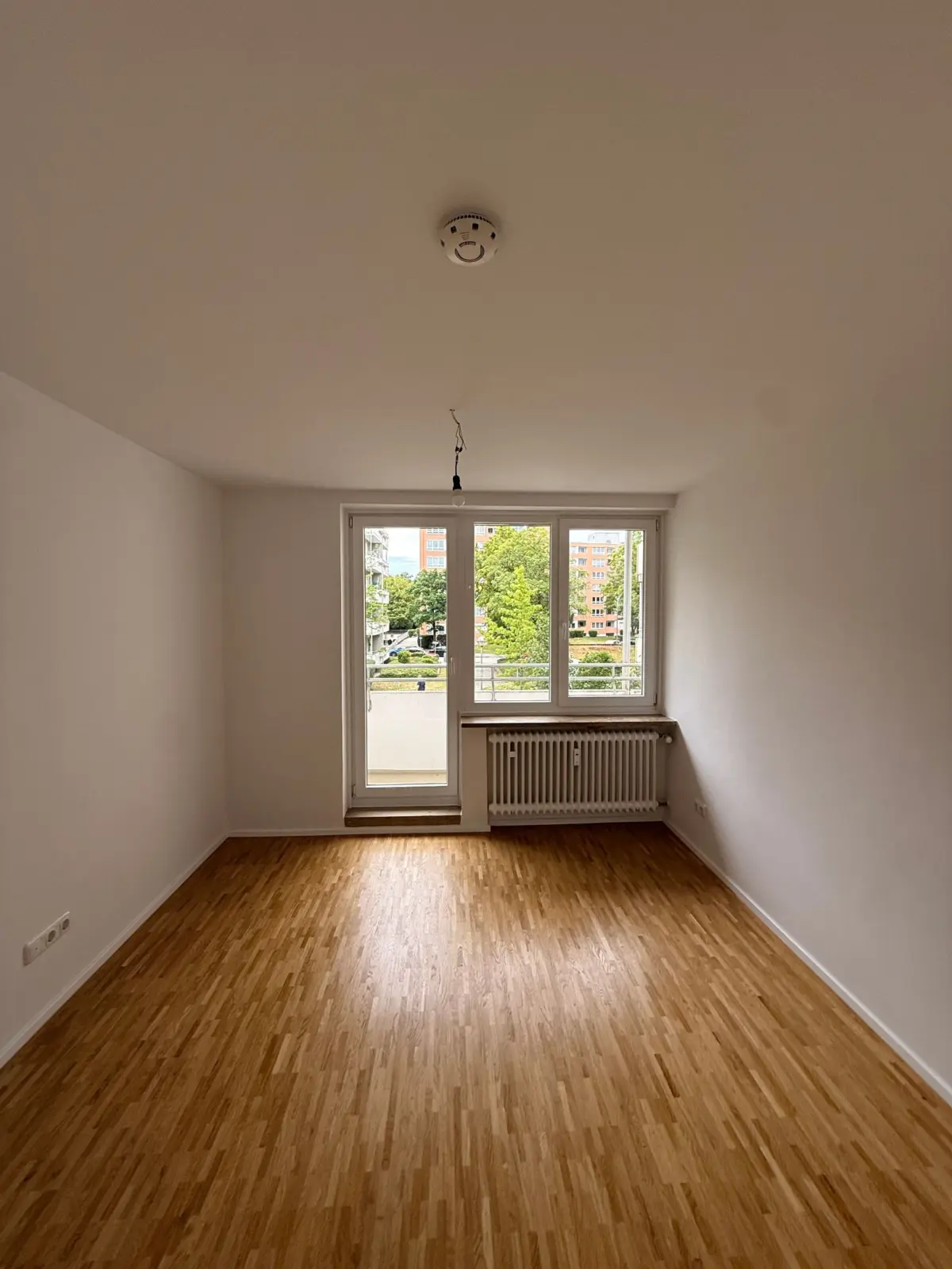 Helles Wohnzimmer mit Parkett