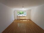 Gut geschnittene 3 Zimmer Wohnung mit Balkon in Milbertshofen - Wohnzimmer