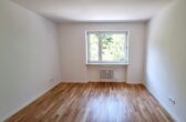 Familienfreundliche 3-Zimmer-Wohnung mit Loggia in Hochzoll - Nord - Schlafzimmer.jpg