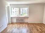 Familienfreundliche 3-Zimmer-Wohnung mit Loggia in Hochzoll - Nord - Wohnzimmer mit Ausgang zur Loggia.jpg