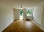 Ruhiger Balkon mit Blick ins Grüne: 2-Zimmer-Wohnung in München-Forggenseestraße - Wohnzimmer.JPEG