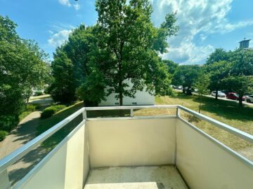 Ruhiger Balkon mit Blick ins Grüne: 2-Zimmer-Wohnung in München-Forggenseestraße, 81539 München, Etagenwohnung