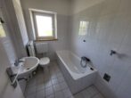 Lichtdurchflutete 3-Zimmer-Wohnung mit Wohnküche in Augsburg-Oberhausen zu vermieten - Badezimmer